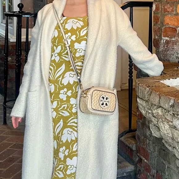 Tory Burch Cream Quilted Crossbody Bag with Gold Hardware - Picture 10 of 10